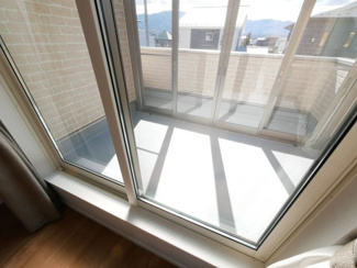 【バルコニー】 | 甲府市下鍛冶屋町 2019年築オール電化中古戸建　北東角地 | 2階　7帖洋室前のサンルーム