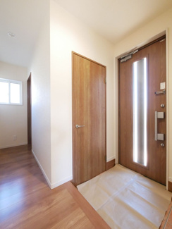 【玄関】 | 甲府市下鍛冶屋町 2019年築オール電化中古戸建　北東角地 | シューズインクローゼット付きの玄関