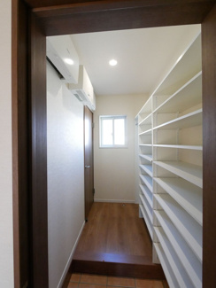 【収納】 | 甲府市下鍛冶屋町 2019年築オール電化中古戸建　北東角地 | シューズインクローゼット　二箇所から出入りが可能です。