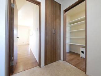 【洗面所】 | 甲府市下鍛冶屋町 2019年築オール電化中古戸建　北東角地 | 二箇所から出入り可能な洗面室