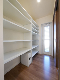 【収納】 | 甲府市下鍛冶屋町 2019年築オール電化中古戸建　北東角地 | キッチンパントリー　御勝手口付