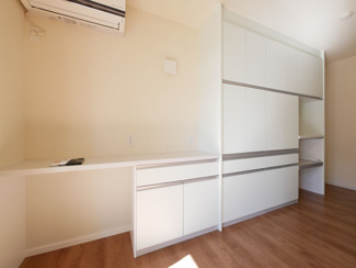 【その他】 | 甲府市下鍛冶屋町 2019年築オール電化中古戸建　北東角地 | キッチン背面キャビネット　高い収納力+カウンター付き