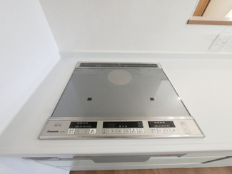 【キッチン】 | 甲府市下鍛冶屋町 2019年築オール電化中古戸建　北東角地 | IHクッキングヒーター