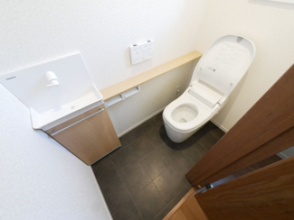 【トイレ】 | 甲府市下鍛冶屋町 2019年築オール電化中古戸建　北東角地 | 手洗い器付きの1階トイレ