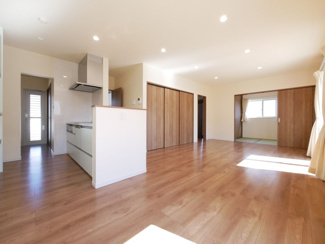 【居間・リビング】 | 甲府市下鍛冶屋町 2019年築オール電化中古戸建　北東角地 | 25帖LDK