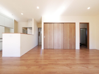 【居間・リビング】 | 甲府市下鍛冶屋町 2019年築オール電化中古戸建　北東角地 | 階段は隠せますので冷暖房効率も良