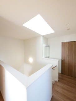 【その他】 | 甲府市下鍛冶屋町 2019年築オール電化中古戸建　北東角地 | 階段にはトップライト