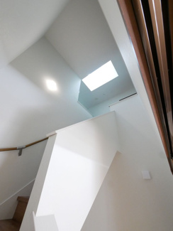 【内装】 | 甲府市下鍛冶屋町 2019年築オール電化中古戸建　北東角地 | 階段にはトップライト