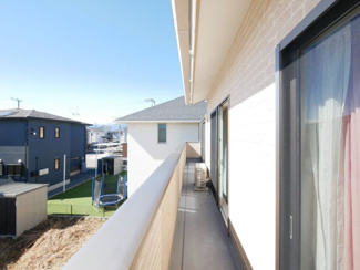 【バルコニー】 | 甲府市下鍛冶屋町 2019年築オール電化中古戸建　北東角地 | ワイドなバルコニーは南向きで日当り良好