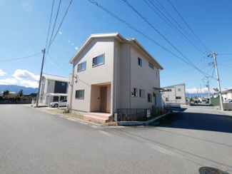 【前面道路含む現地写真】 | 甲府市下鍛冶屋町 2019年築オール電化中古戸建　北東角地 | 北東角地で開放感のあるご住宅です。