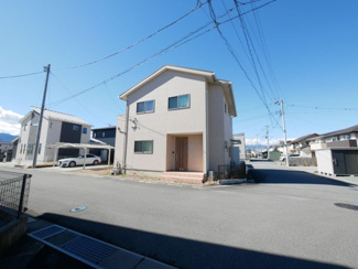 【外観】 | 甲府市下鍛冶屋町 2019年築オール電化中古戸建　北東角地 | 区画の整った分譲地の一角