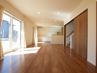 【居間・リビング】 | 甲府市下鍛冶屋町 2019年築オール電化中古戸建　北東角地 | 25帖の広々LDK　大変綺麗な室内です。