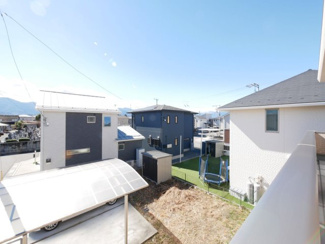 【展望】 | 甲府市下鍛冶屋町 2019年築オール電化中古戸建　北東角地 | 二階から南側を望む　お墓も見えますが離れているのであまり気になりません。