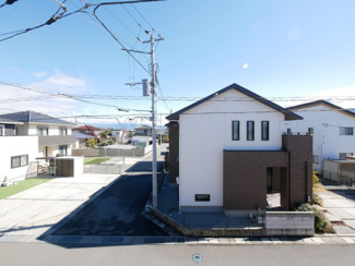 【外観】 | 甲府市下鍛冶屋町 2019年築オール電化中古戸建　北東角地 | 二階から東側を望む
