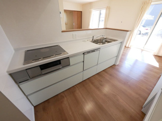 【キッチン】 | 甲府市下鍛冶屋町 2019年築オール電化中古戸建　北東角地 | 食器洗い乾燥機付きキッチン