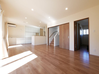 【居間・リビング】 | 甲府市下鍛冶屋町 2019年築オール電化中古戸建　北東角地 | 南向きの家族が集まるリビング