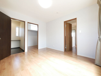 【洋室】 | 甲府市下鍛冶屋町 2019年築オール電化中古戸建　北東角地 | 2階　7帖洋室　書斎とウォークインクローゼット付き