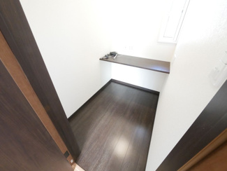 【洋室】 | 甲府市下鍛冶屋町 2019年築オール電化中古戸建　北東角地 | 2階　7帖洋室の書斎　　約1.5帖