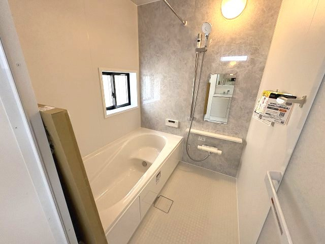 【内装】 | 福岡市南区曰佐4丁目　A号棟（全2棟）【仲介手数料無料・0円】 | 施工例。浴室です。施工例は完成時と異なる場合があります。