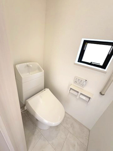 【内装】 | 福岡市南区曰佐4丁目　A号棟（全2棟）【仲介手数料無料・0円】 | 施工例。1階のトイレです。施工例は完成時と異なる場合があります。