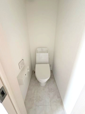 【内装】 | 福岡市南区曰佐4丁目　A号棟（全2棟）【仲介手数料無料・0円】 | 施工例。2階にもトイレです。施工例は完成時と異なる場合があります。