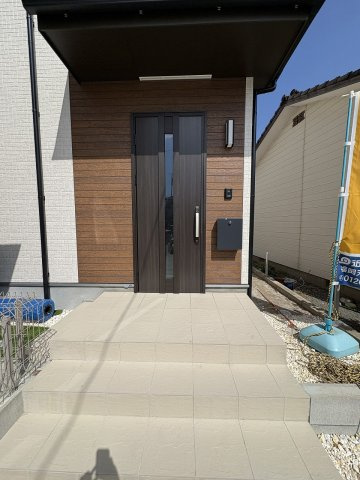 【玄関】 | 福岡市南区曰佐4丁目　A号棟（全2棟）【仲介手数料無料・0円】 | 施工例。施工例は完成時と異なる場合があります。