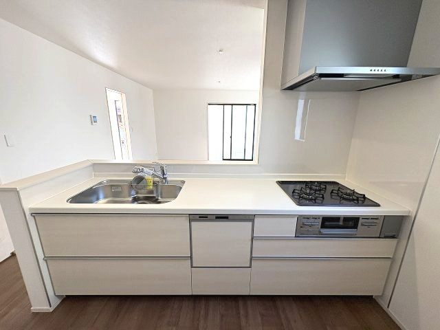 【キッチン】 | 福岡市南区曰佐4丁目　A号棟（全2棟）【仲介手数料無料・0円】 | 施工例。施工例は完成時と異なる場合があります。
