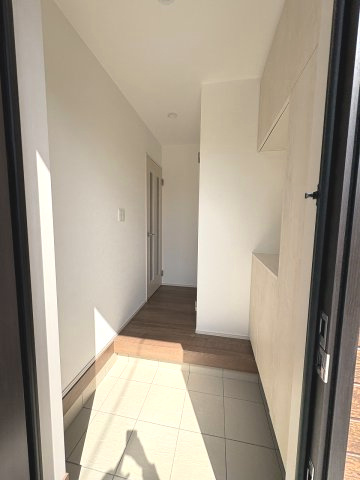 【玄関】 | 福岡市南区曰佐4丁目　A号棟（全2棟）【仲介手数料無料・0円】 | 施工例。施工例は完成時と異なる場合があります。