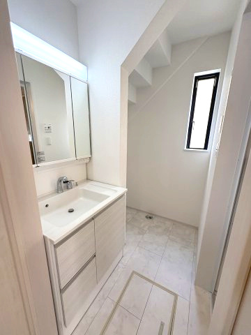 【洗面所】 | 福岡市南区曰佐4丁目　A号棟（全2棟）【仲介手数料無料・0円】 | 施工例。施工例は完成時と異なる場合があります。