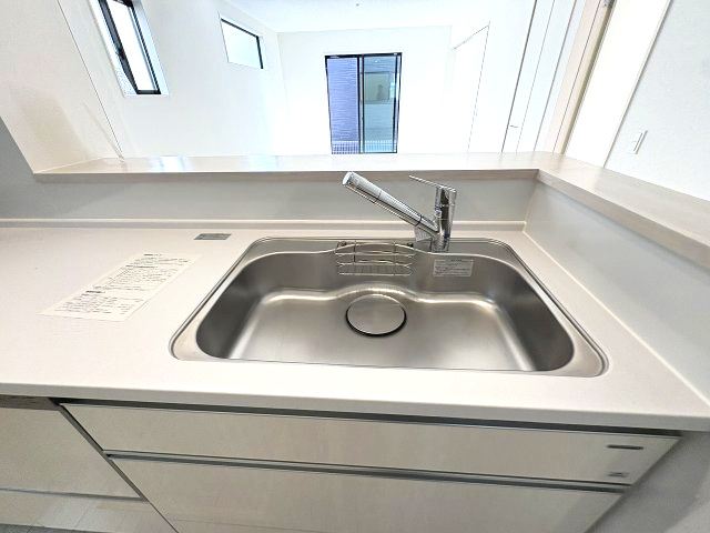 【キッチン】 | 福岡市東区和白東4丁目3期　1号棟（全1棟）【仲介手数料無料・0円】 | 施工例。施工例は完成時と異なる場合があります。
