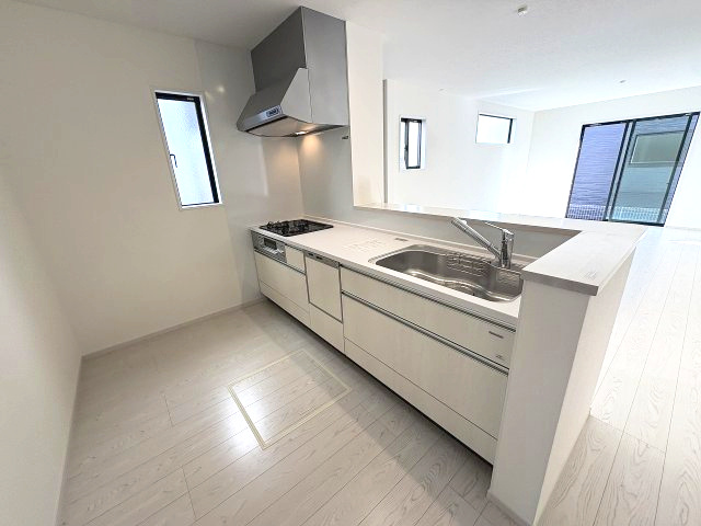 【キッチン】 | 福岡市東区和白東4丁目3期　1号棟（全1棟）【仲介手数料無料・0円】 | 施工例。施工例は完成時と異なる場合があります。