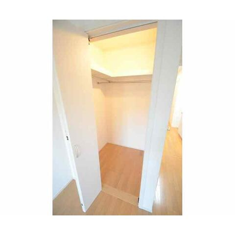 フォレストメゾン上大岡の収納|ウォークインクローゼットで収納たっぷり♪