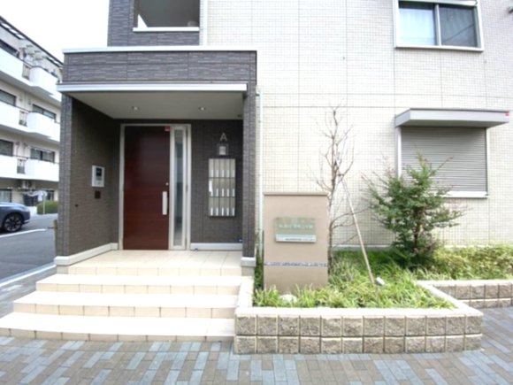 BLESS港南上大岡　A棟のエントランス