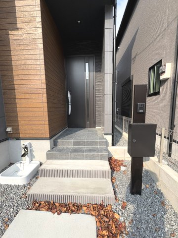 【玄関】 | 福岡市東区香椎3丁目5期　1号棟（全1棟）【仲介手数料無料・0円】 | 施工例。施工例は完成時と異なる場合があります。