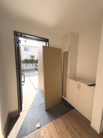 【玄関】 | 福岡市東区香椎3丁目5期　1号棟（全1棟）【仲介手数料無料・0円】 | 施工例。施工例は完成時と異なる場合があります。