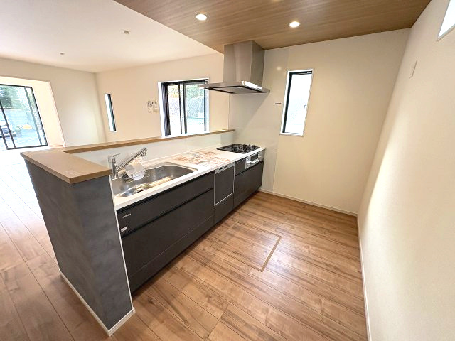 【キッチン】 | 福岡市東区香椎3丁目5期　1号棟（全1棟）【仲介手数料無料・0円】 | 施工例。施工例は完成時と異なる場合があります。