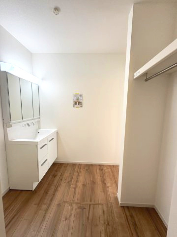 【洗面所】 | 福岡市東区香椎3丁目5期　1号棟（全1棟）【仲介手数料無料・0円】 | 施工例。施工例は完成時と異なる場合があります。