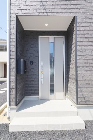 郡山市八山田西2丁目　　　　６号棟　　　行健第２小学校、明健中学区の玄関