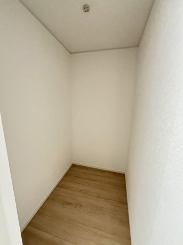 【収納】 | 福岡市南区老司3丁目第15・平屋　1号棟（全1棟）【仲介手数料無料・0円】 | 現地写真。ウォークインクローゼットです。