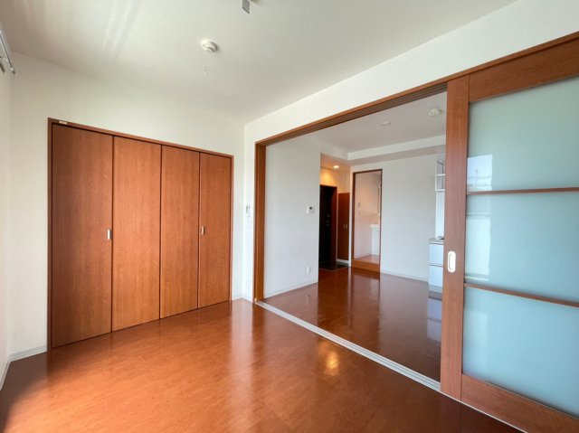 ピアッツァレント八木東の洋室|エアコン・クローゼット付き洋室5.2帖