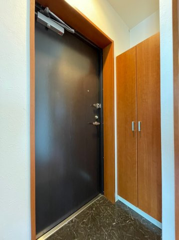 ピアッツァレント八木東の玄関|シューズボックス付き玄関