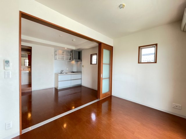 ピアッツァレント八木東の居間・リビング|南向きDK6.3帖・クローゼット付き洋室5.2帖