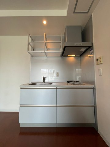 ピアッツァレント八木東のキッチン|収納スペース付きシステムキッチン