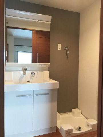 ピアッツァレント八木東の洗面所|二面鏡洗面化粧台・室内洗濯機置き場