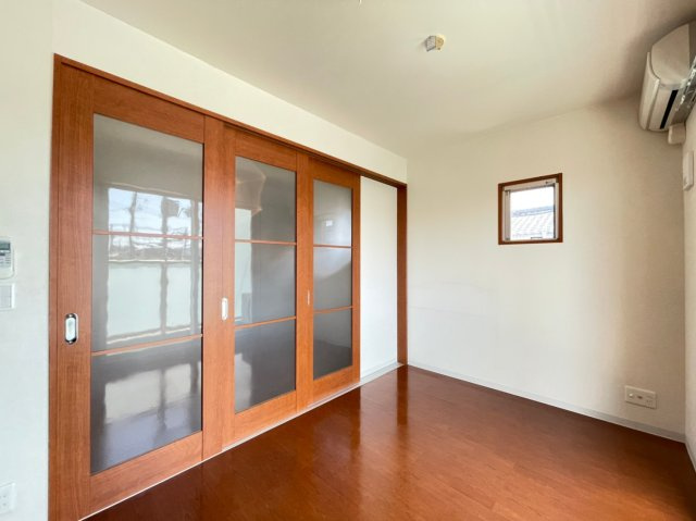 ピアッツァレント八木東の洋室|エアコン・クローゼット付き洋室5.2帖