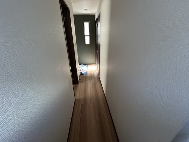 【内装】 | 洋室のメリットは重い家具が置きやすく、身の回りが整理しやすいことです。 床がフローリングのため畳とは異なり凹みにくいです。 クローゼットなど収納が豊富で、普段使わない旅行カバンや服の整頓も簡単にです。