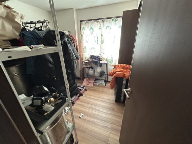 【前面道路含む現地写真】 | 寝室でゆっくりと過ごすためにはベッド周りの適度な空間を担保することや窓の位置、照明の明るさ、寝室の広さなどを考える必要があります。自身や家族の構成とライフスタイルに併せて寝室にする部屋を選びましょう！