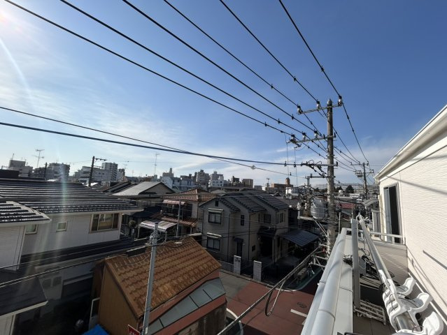 【展望】 | バルコニーは、室外の専用スペースのうち、「屋根がなく開放された空間」であるものを指します。ベランダより広いタイプのものが多く、日当たりもよいため家庭菜園などを楽しみたい人にとって適した環境となります。