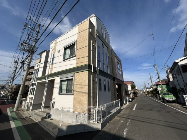 【前面道路含む現地写真】 | 庭があることでガーデニングや家庭菜園はもちろん、こどもの遊び場やペットを放して遊ぶことができます。また、家の周囲に余裕があるということです。隣地との間があれば、十分な日当たりと、風通しが確保できます。