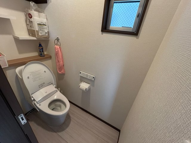 【トイレ】 | 住宅用の土地では前面道路に2m以上接していなければならないと法律で定められています。しかし、お持ちの車のサイズやライフスタイルなどにより、2mでは利便が悪い場合もございますので、事前に確認しましょう。
